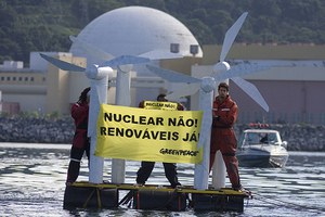 Seit 1975 gibt es ein Atomabkommen zwischen Deutschland und Brasilien. Es soll der nuklearen und technologischen Stärkung Brasiliens und dem Aufschwung der deutschen Wirtschaft dienen. Effektiv hatte dieses Abkommen lediglich einen Reaktor in Brasilien zur Folge und existiert seitdem ausschließlich auf dem Papier. Energiepolitisch relevant ist es trotzdem.