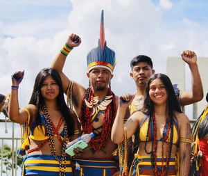 Reisebericht von Anuk Polnik. Im Rahmen einer langjährigen Schulpartnerschaft einer Schule aus Metzingen bei Stuttgart mit dem Volk der Chiquitano aus Acorizal bei Cáceres in Mato Grosso berichtet die Autorin von ihrer letzten Reise nach Acorizal.