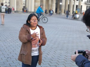 Seit rund einer Woche protestieren Indigene des Bundesstaates Pará gegen die im Dezember von der Landesregierung des Bundesstaates unter Leitung des Gouverneurs Helder Barbalho verabschiedete neue Gesetzgebung, die das vom Staat durchgeführte und vorgeschriebene indigene Schulgesetz dahingehend ändert, dass statt des bisherigen Präsenzunterrichts durch Lehrkräfte vor Ort in den indigenen Dörfer diese in Zukunft in der Sekundarstufe durch Online-Kurse ersetzt werden sollen. Auf ihren Protestaktionen wiesen die Indigenen mit Nachdruck darauf hin, dass dieses neue Schulgesetz mit der Ersetzung des Präsenzunterrichts durch Online-Kurse Teil einer politischen Strategie sei, um die Gebiete zu leeren, da die indigenen Jugendlichen dann gezwungen seien, für Schulbildung der Sekundarstufe ihre Territorien zu verlassen, so dass durch diese Maßnahme letztlich der Raum der Indigenen weiter geschwächt werde - zumal dies im Einklang stehe, mit dem anhaltend hohen Fortschreitens der Agrargrenze und des Bergbaus in ihren Gebieten.