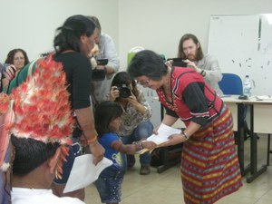 Vor fast einem Jahr gab die brasilianische Bundesstaatsanwaltschaft dem Justizministerium 60 Tage Zeit, um binnen dieser Frist endlich das Gebiet Sawré Muybu als Terra Indígena zu demarkieren und zu homologisieren. Da dies noch immer nicht umgesetzt wurde, machten sich die Munduruku unlängst auf den Weg, um das Terrain selbst abzustecken.